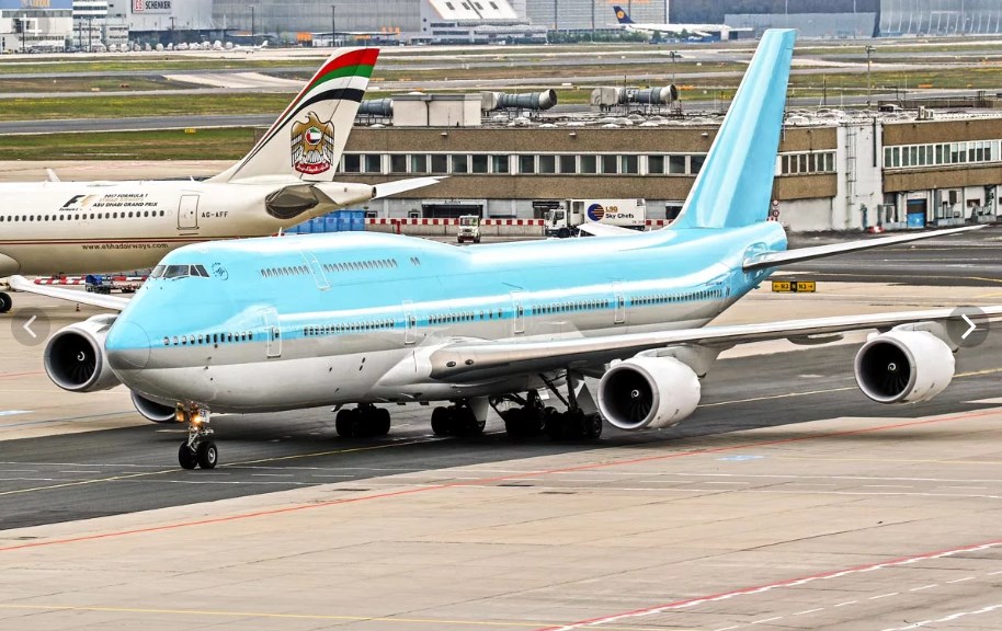 Boeing 747−8i